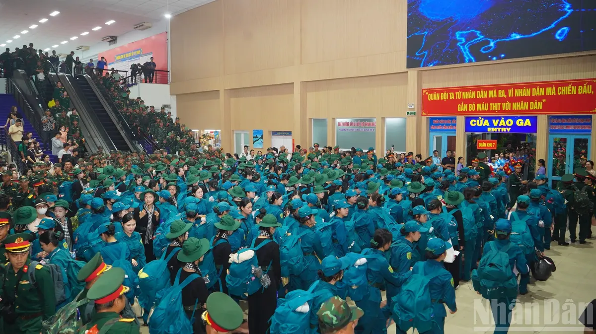 [Test] Hà Tĩnh: Công an các xã giúp dân thu hoạch lúa sau mưa lũ