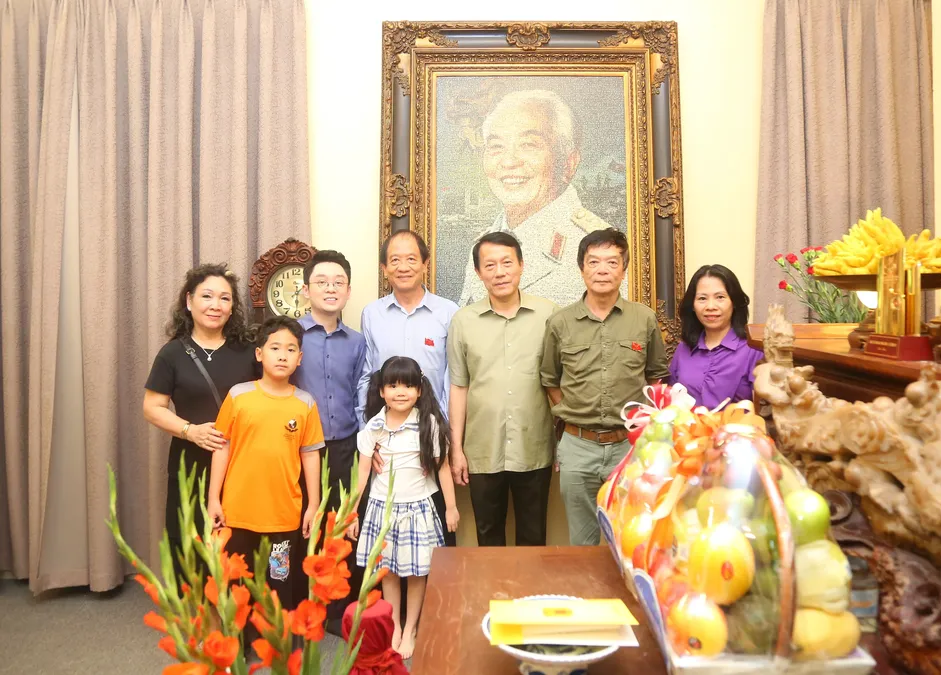 [Test] Minister Luong Tam Quang pays tribute to late MPS leaders