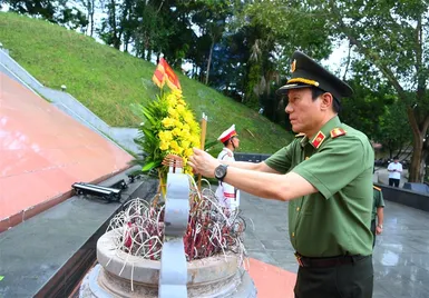 Lực lượng Công an nhân dân luôn khắc ghi công ơn các Anh hùng liệt sỹ