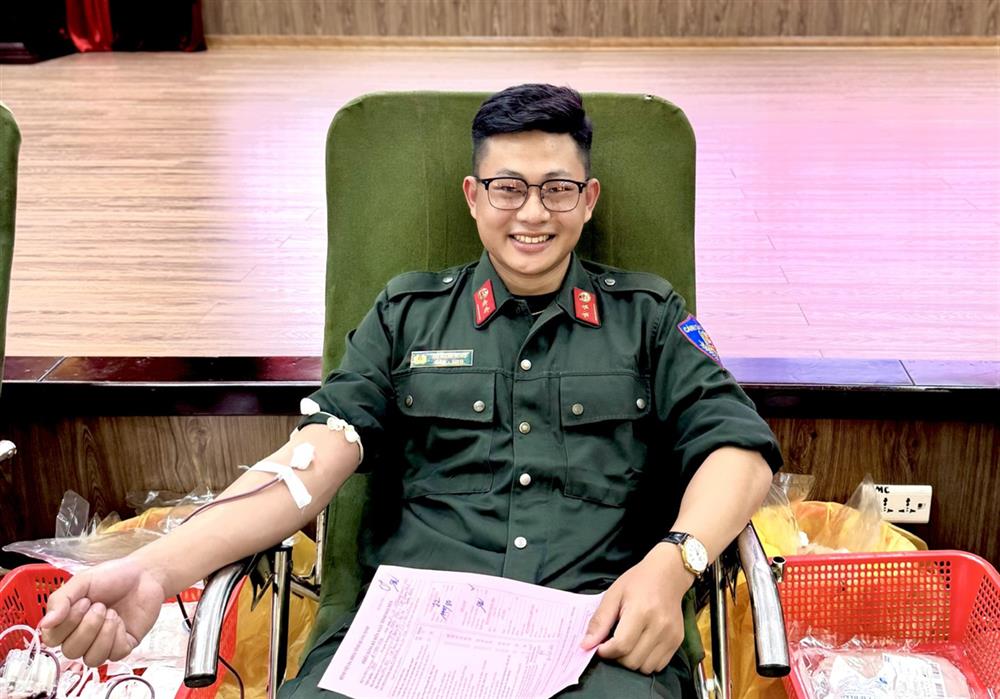Trung úy Đỗ Mạnh Hùng hiến máu cứu người.