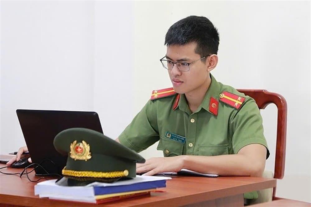 Trung úy Phạm Minh Hiếu, cán bộ Phòng An ninh mạng và phòng chống tội phạm sử dụng công nghệ cao Công an tỉnh Hà Tĩnh.