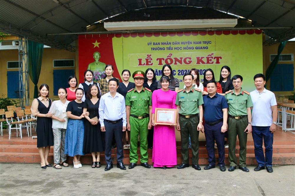 Đại tá Mai Đại Trưng, Phó Giám đốc Công an tỉnh cùng Đoàn công tác trao Giấy khen của Giám đốc Công an tỉnh tặng cô giáo Nguyễn Thị Mai.