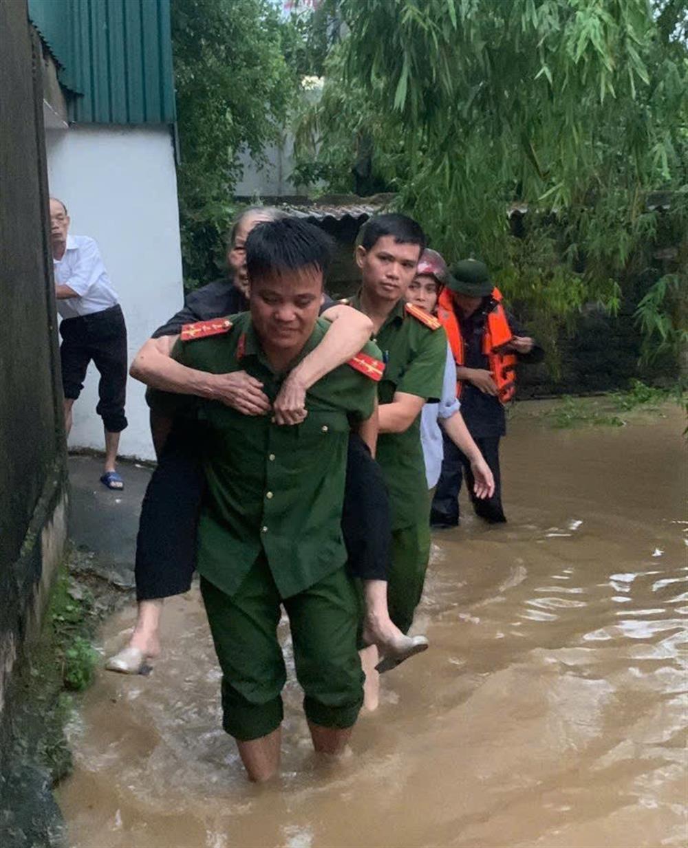 Đại úy Đinh Văn Dũng cùng cán bộ, chiến sĩ Công an phường Nam Phong tham gia chống bão YaGi hồi tháng 9/2024.