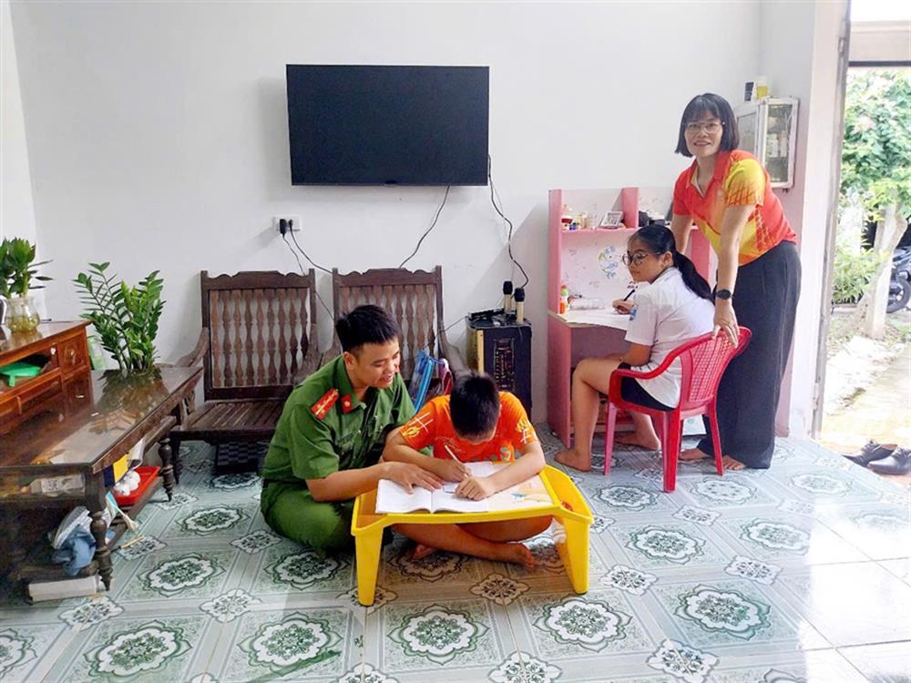 Tổ ấm hạnh phúc của Đại úy Đinh Văn Dũng và chị Trần Thị Mai.