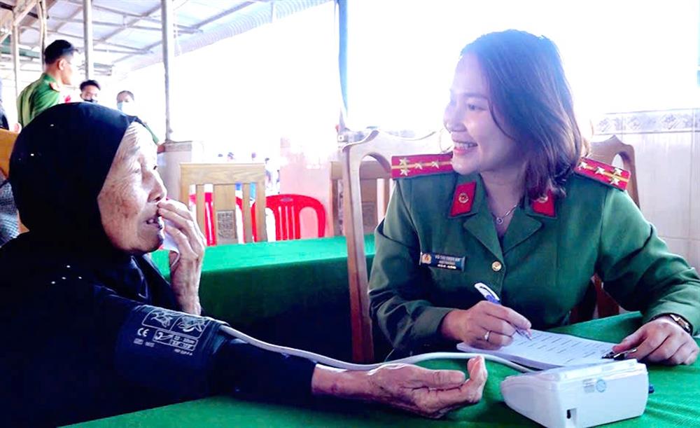 Đồng chí Võ Thị Thúy An đang thăm, khám bệnh miễn phí cho người dân có hoàn cảnh khó khăn trên địa bàn huyện An Phú.