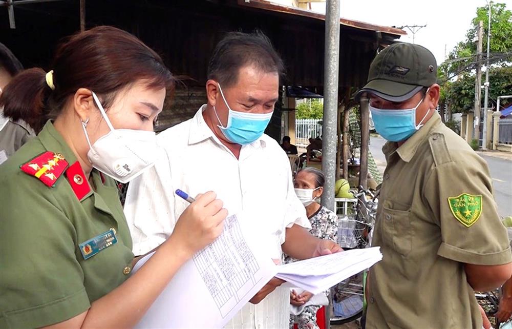 Đồng chí Võ Thị Thúy An làm nhiệm vụ y tế trong vùng dịch thời Covid-19.