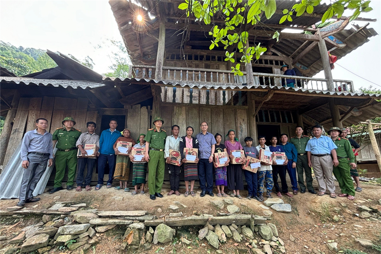 Bên cạnh đó, Công an huyện Kỳ Sơn cũng tham mưu với cấp ủy, chính quyền kịp thời động viên, thăm hỏi các gia đình bị ảnh hưởng. Trong đó, đồng chí Trưởng Công an huyện cùng lãnh đạo huyện đã đến thăm hỏi, trao các suất quà hỗ trợ những gia đình có hoàn cảnh khó khăn do ảnh hưởng bởi mưa đá, gió lốc tại địa bàn các xã Chiêu Lưu, Bảo Nam; đồng thời động viên cán bộ, chiến sĩ Công an huyện tham gia hỗ trợ nhân dân khắc phúc hậu quả thiên tai.