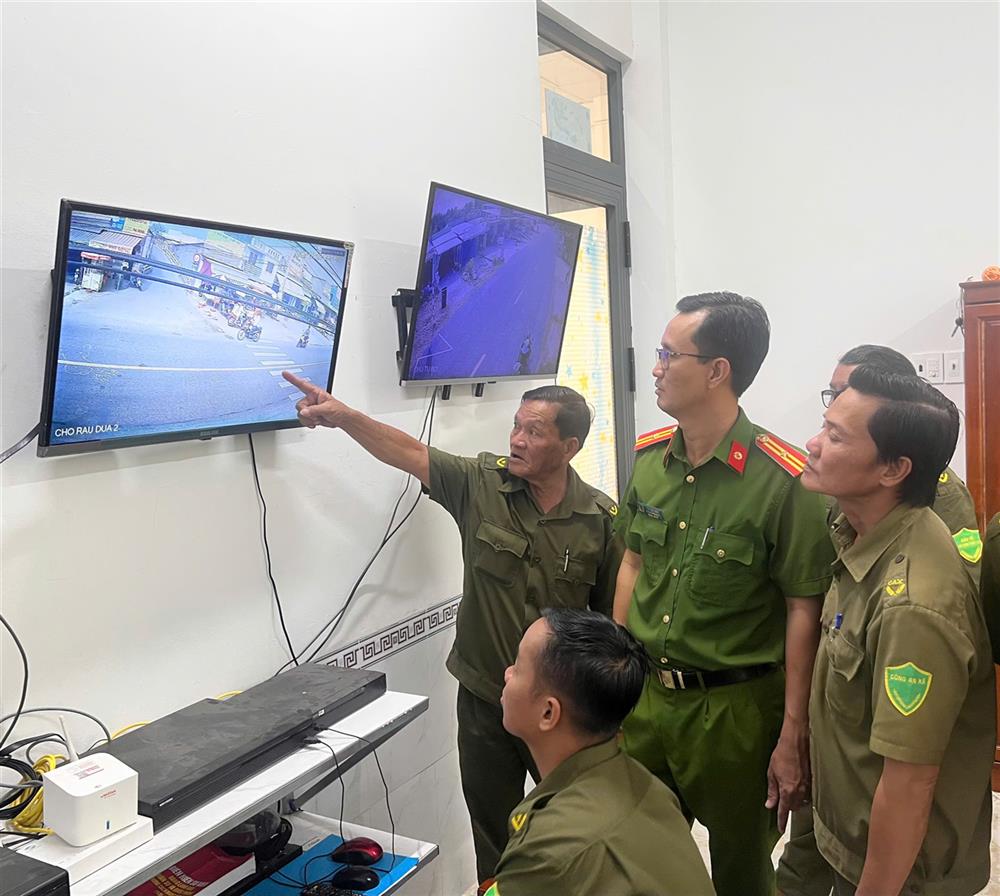 Công an xã cùng lực lượng bảo vệ ANTT ở cơ sở quan sát hệ thống Camera an ninh - đồng chí Long đứng ở bìa trái chỉ vào màng hình