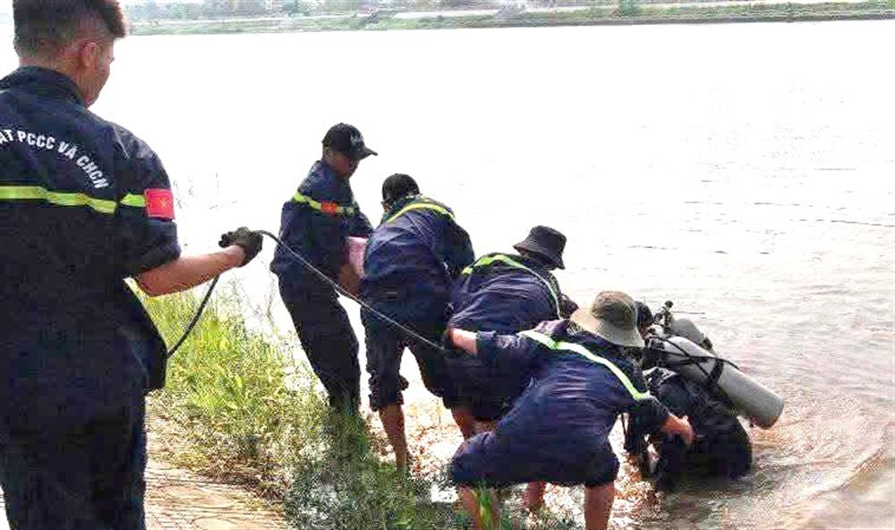 Lực lượng Công an tích cực tìm kiếm nạn nhân bị đuối nước.
