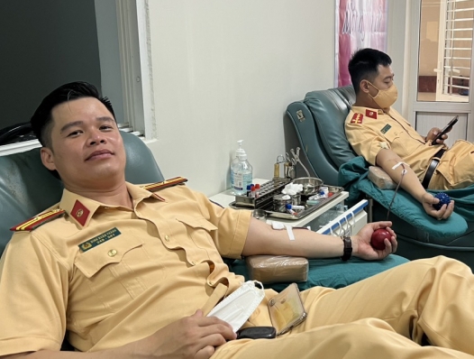 Cán bộ, chiến sỹ tham gia hiến máu phục vụ điều trị bệnh nhân ung thư.