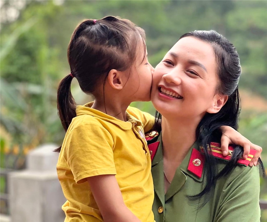 Em Lương Triệu Vy (ở xã Tân Thành, huyện Cao Lộc) và Mẹ đỡ đầu - Đại úy Nguyễn Thị Hiền, Trưởng ban Phụ nữ Công an tỉnh.