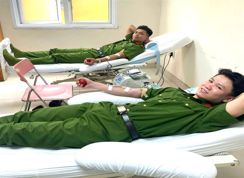 cChiến sĩ Cảnh sát cơ động kịp thời hiến máu cứu bệnh nhân qua cơn nguy kịch