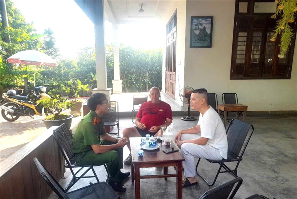 Công an phường Thủy Xuân, thành phố Huế phối hợp tìm kiếm thành công ông Kelly Grant Norman.