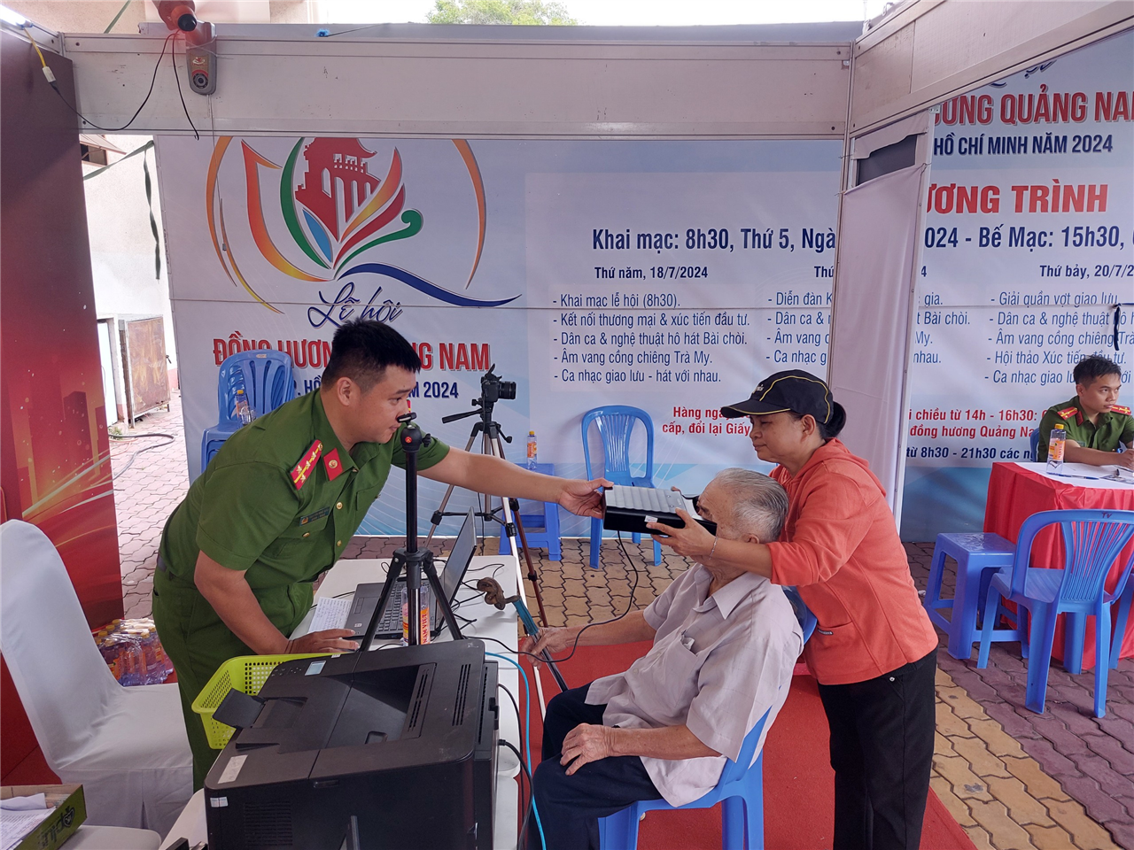 Cán bộ, chiến sĩ Công an Quảng Nam thu nhận hồ sơ của bà con người Quảng Nam.