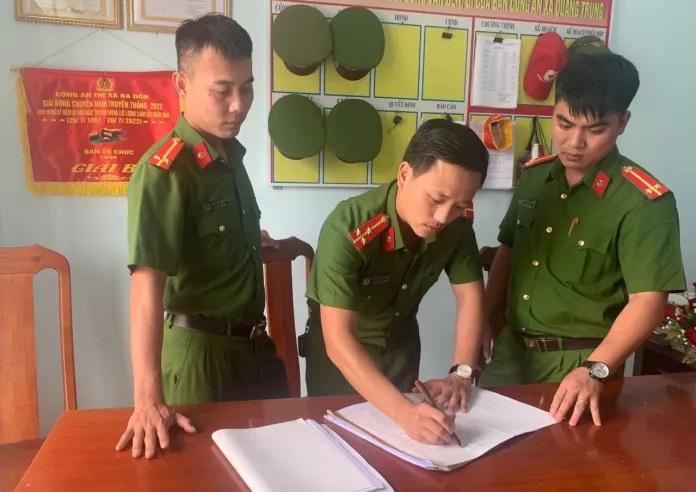 Thượng úy Nguyễn Thái Quý và đồng đội trao đổi kế hoạch công tác đảm bảo ANTT trên địa bàn.