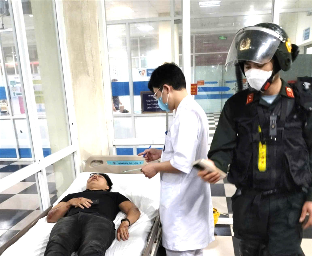 Cán bộ Cảnh sát cơ động đưa người bị nạn đến Bệnh viện Đa khoa tỉnh Lạng Sơn cấp cứu.