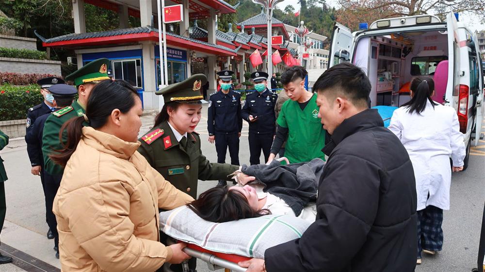 Cán bộ Phòng Quản lý xuất nhập cảnh và nhân viên y tế hỗ trợ người nhà công dân bị bệnh nặng về địa phương điều trị.