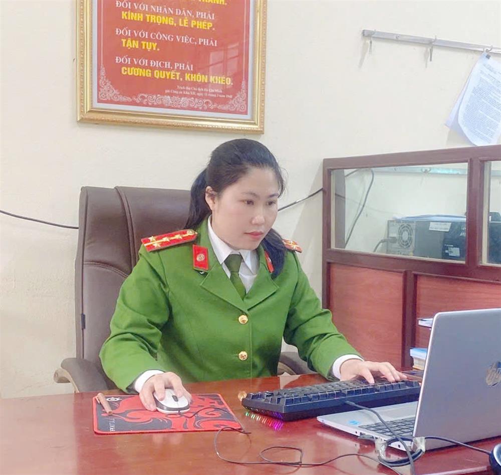 Đại úy Cao Thị Thủy, Phó Trưởng Công an xã Cẩm Long.