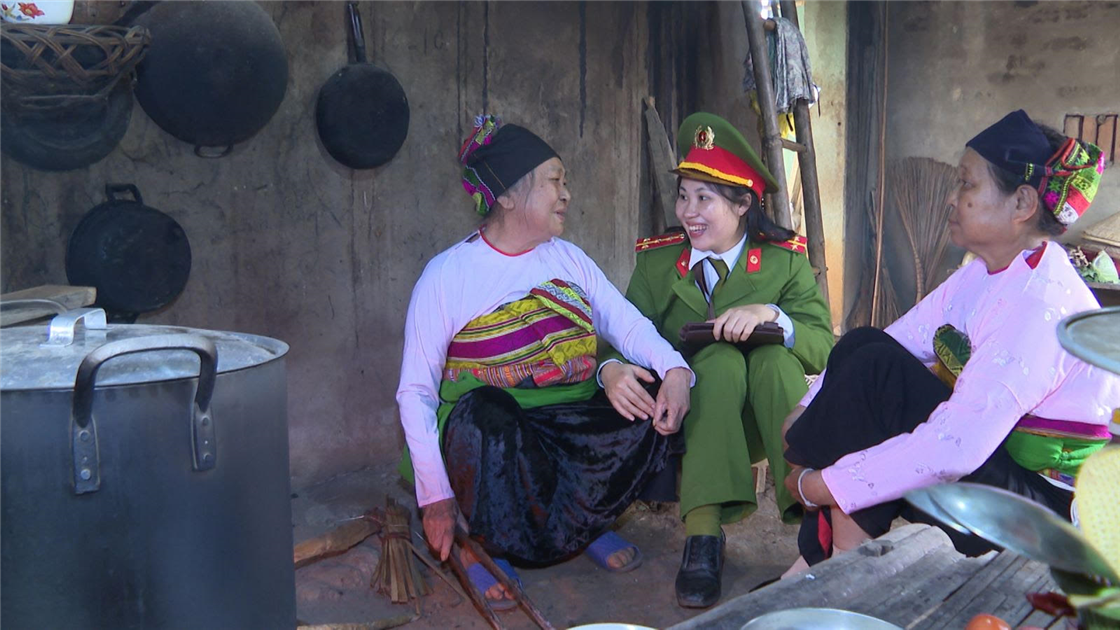 Đại úy Cao Thị Thủy thường xuyên bám sát cơ sở, gần gũi, nắm bắt tâm tư, nguyện vọng của người dân.