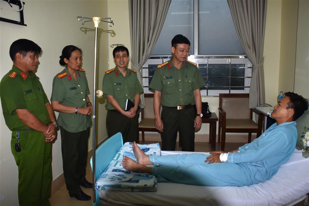 Đoàn công tác thăm hỏi, động viên và trao quà cho đồng chí Đại uý Lê Văn Tuấn