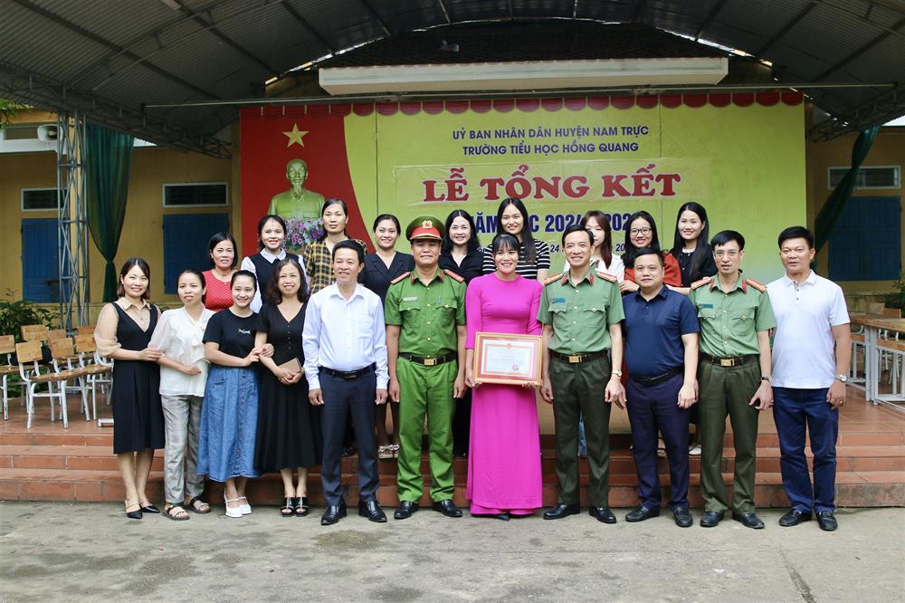 Thượng tá Mai Đại Trưng, Phó Giám đốc Công an tỉnh Nam Định cùng Đoàn công tác đã đến trường Tiểu học Hồng Quang trao Giấy khen của Giám đốc Công an tỉnh tặng cô giáo Nguyễn Thị Mai.