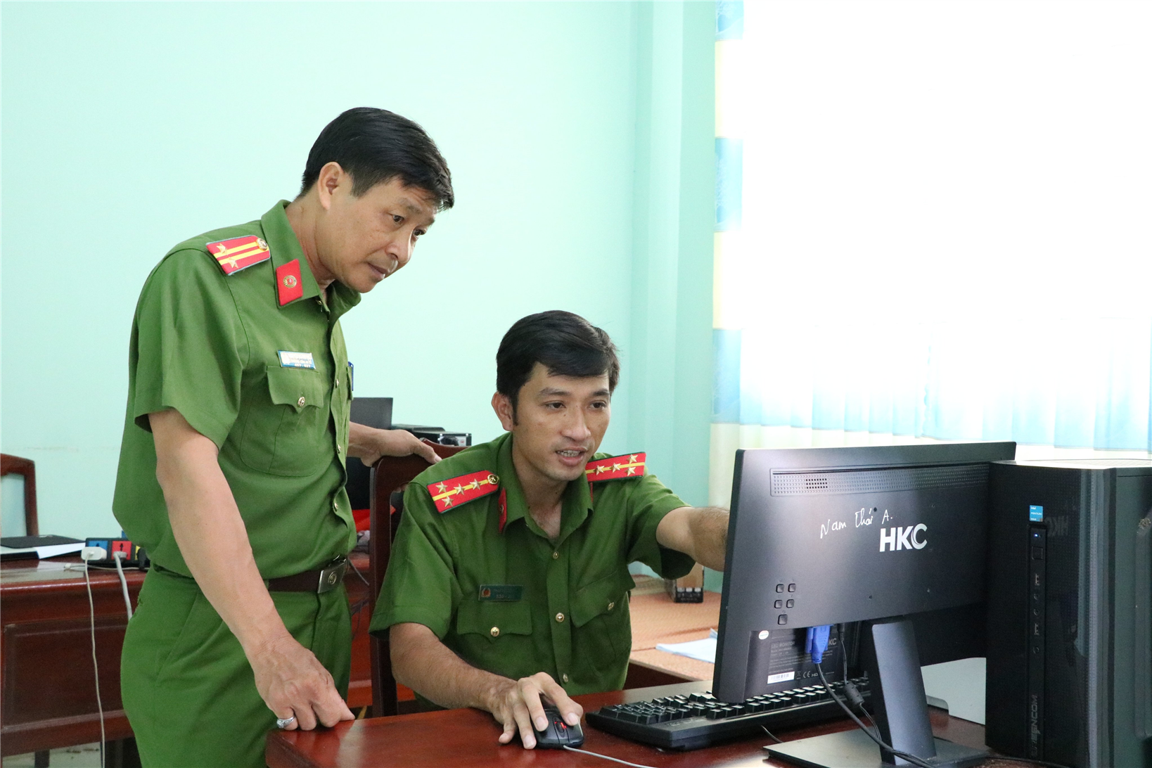 Trung tá Nguyễn Hoàng Diệu hướng dẫn công việc cho cán bộ Công an xã Nam Thái A.