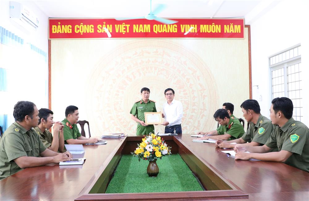 Trung tá Nguyễn Hoàng Diệu được nhận Giấy khen của Ủy ban nhân dân huyện An Biên.