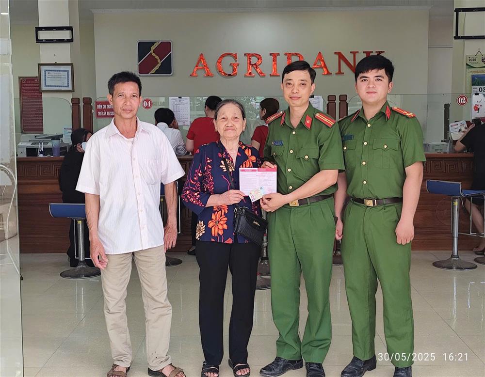 Công an xã Trác Văn, thị xã Duy Tiên kịp thời giúp đỡ bà Thoan dừng liên lạc và không chuyển tiền cho đối tượng lừa đảo.