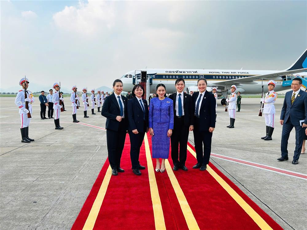 04 nữ sĩ quan trực tiếp bảo vệ tiếp cận Thủ tướng Thái Lan.