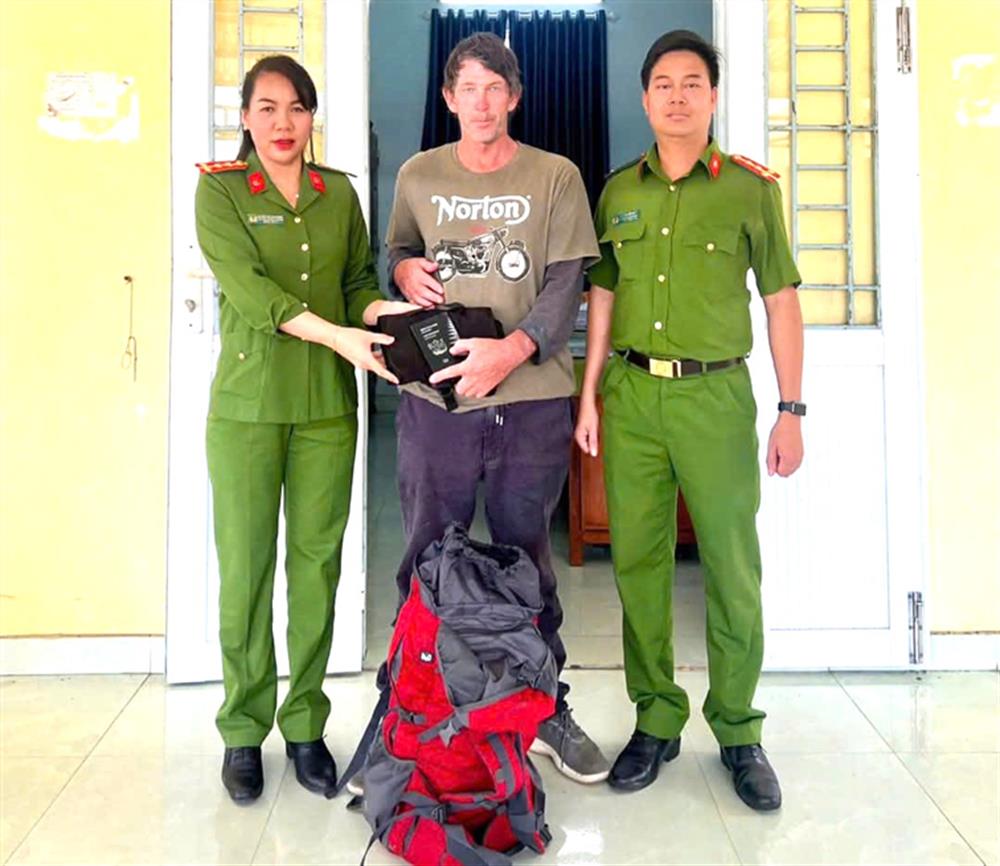 Công an xã Phổ Minh phối hợp với Công an xã Phổ Văn trao trả lại tài sản bị đánh rơi cho ông Todd Michael Magee.