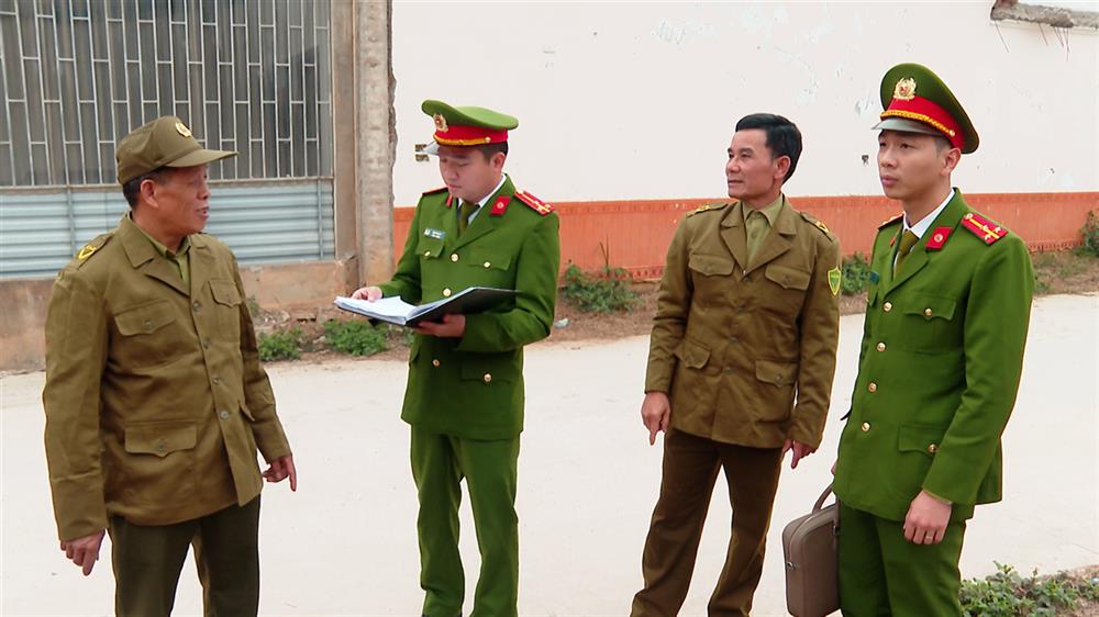 Thượng úy Hoàng Tuấn Vũ (ngoài cùng bên phải) phối hợp tham gia đảm bảo ANTT.