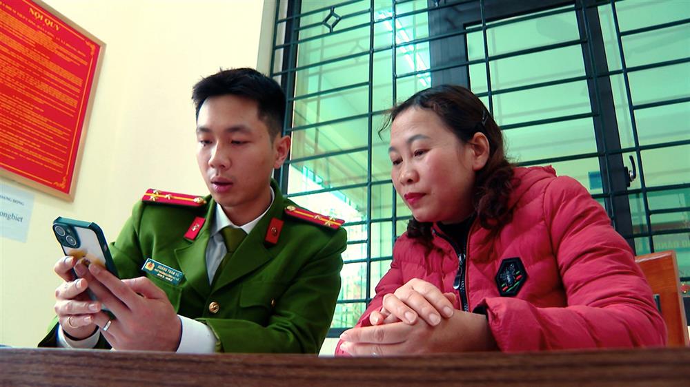 Thượng úy Hoàng Tuấn Vũ tuyên truyền, hướng dẫn người dân giải quyết thủ tục hành chính trên Cổng dịch vụ công.