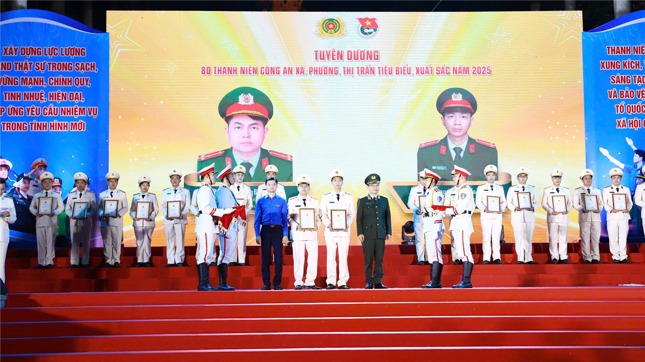 Thượng úy Hoàng Tuấn Vũ, Phó Trưởng Công an xã Hoàng Đồng được tuyên dương tại Lễ tuyên dương Thanh niên Công an xã, phường, thị trấn tiêu biểu năm 2025.