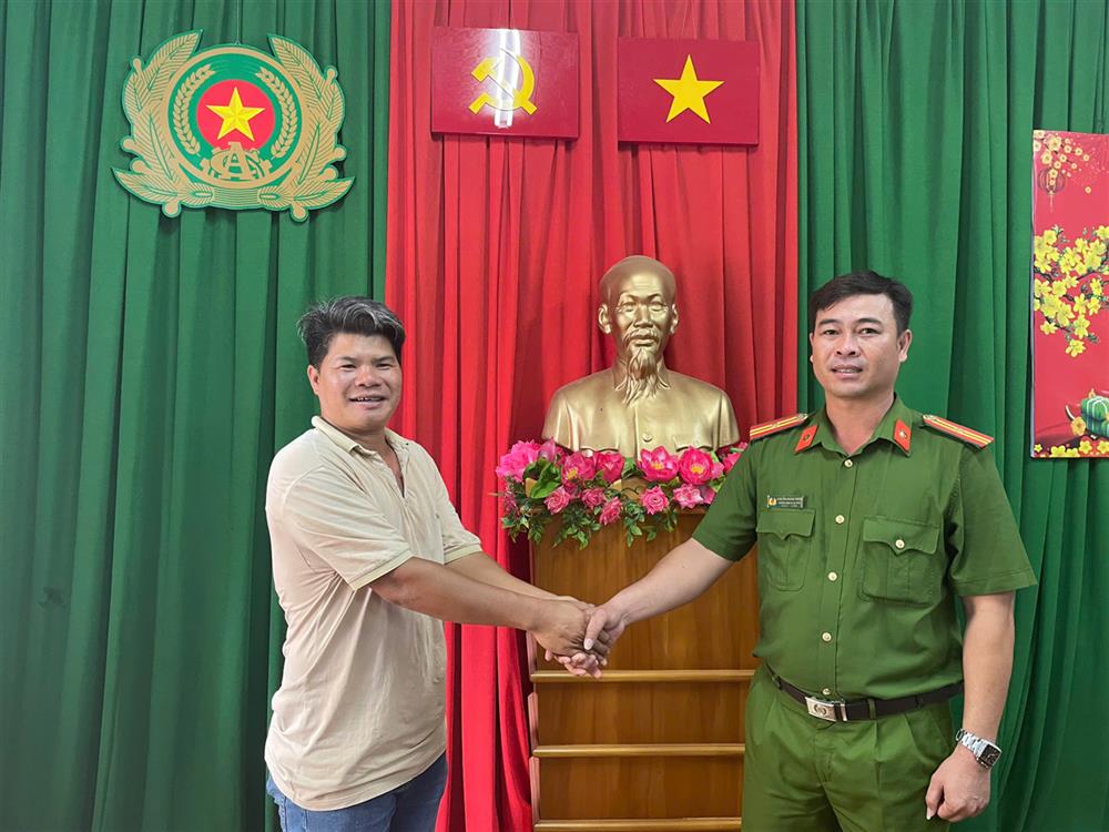 Ông Nguyễn Văn Năng phối hợp cùng Công an thị trấn Ma Lâm hoàn trả số tiền chuyển nhầm cho chủ nhân.