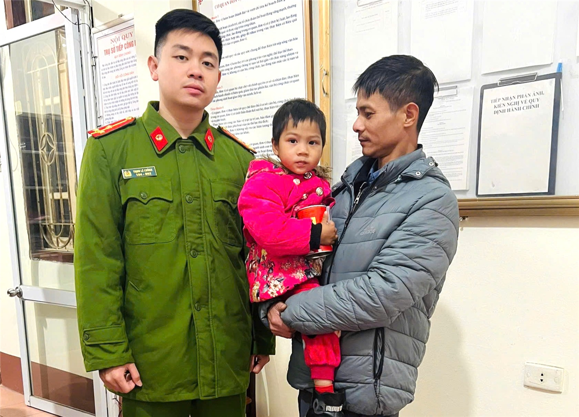 Công an phường Vĩnh Trại đưa cháu bé đi lạc về với gia đình an toàn.