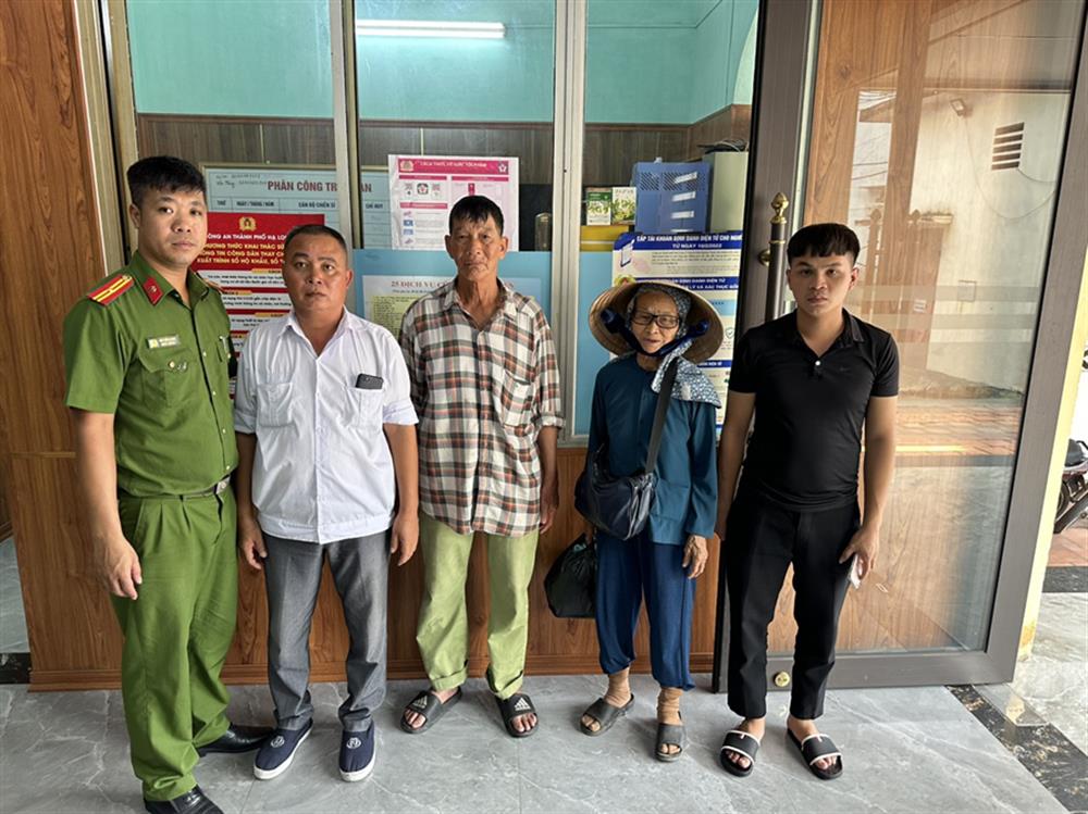 Công an phường Hà Khẩu cùng bà Nguyễn Thị Ba (thứ hai từ phải sang) và gia đình.