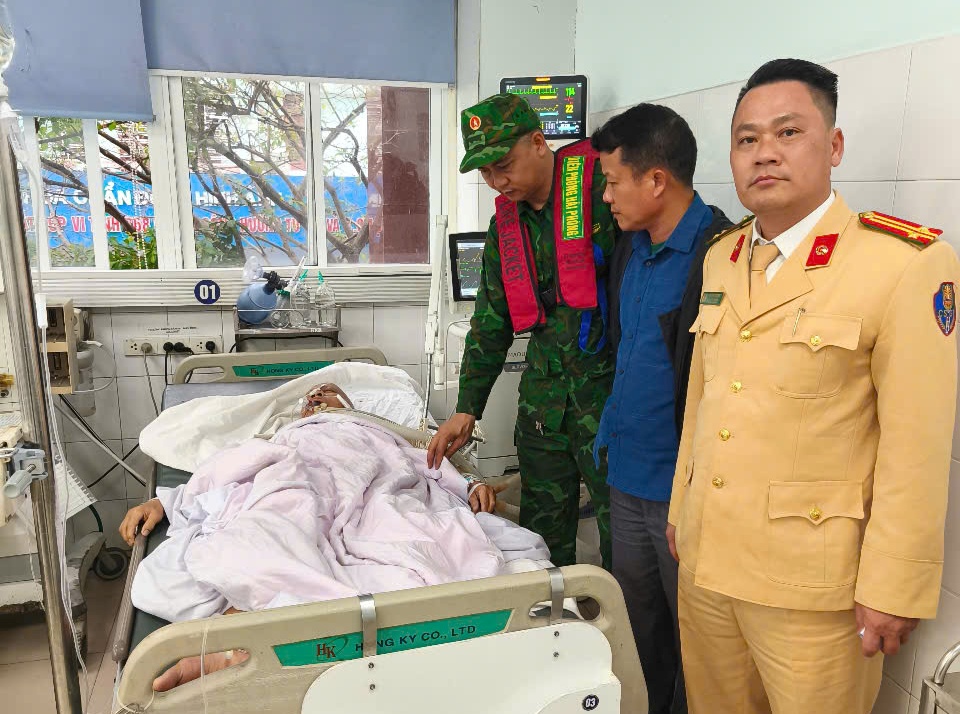 Nạn nhân được kịp thời đưa đến bệnh viện.