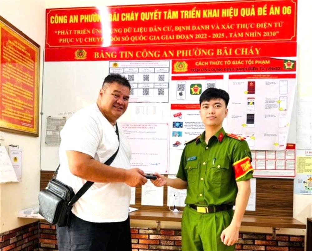 Công an phường Bãi Cháy trao trả lại tài sản bị đánh rơi cho anh Shepard Karl Albert.