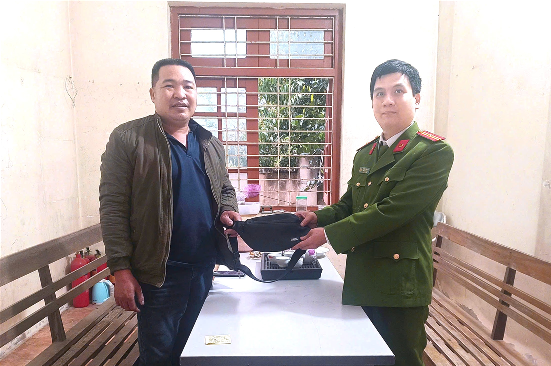 Thiếu tá Dương Văn Hiệt, Trưởng Công an xã Yến Dương tiếp nhận tài sản từ anh Nông Văn Duyến.