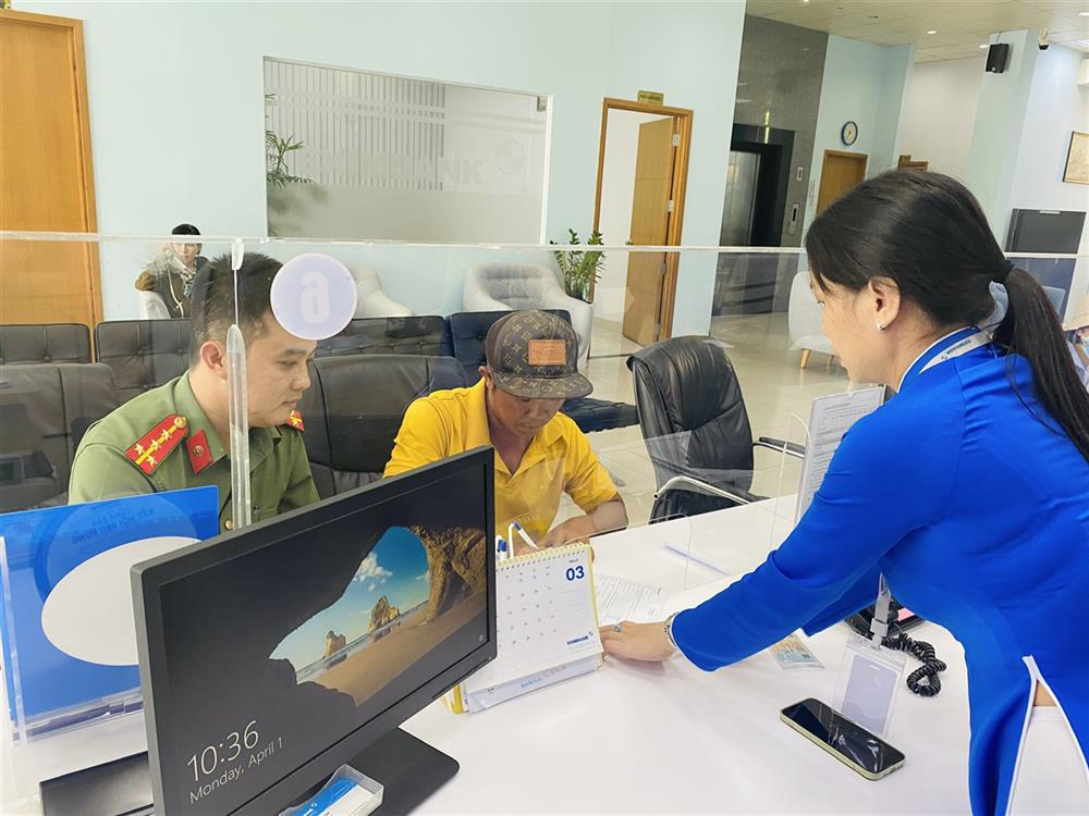 Cán bộ Phòng An ninh mạng và phòng, chống tội phạm sử dụng công nghệ cao cùng anh Nguyễn Thành Trung đến ngân hàng để kiểm tra.