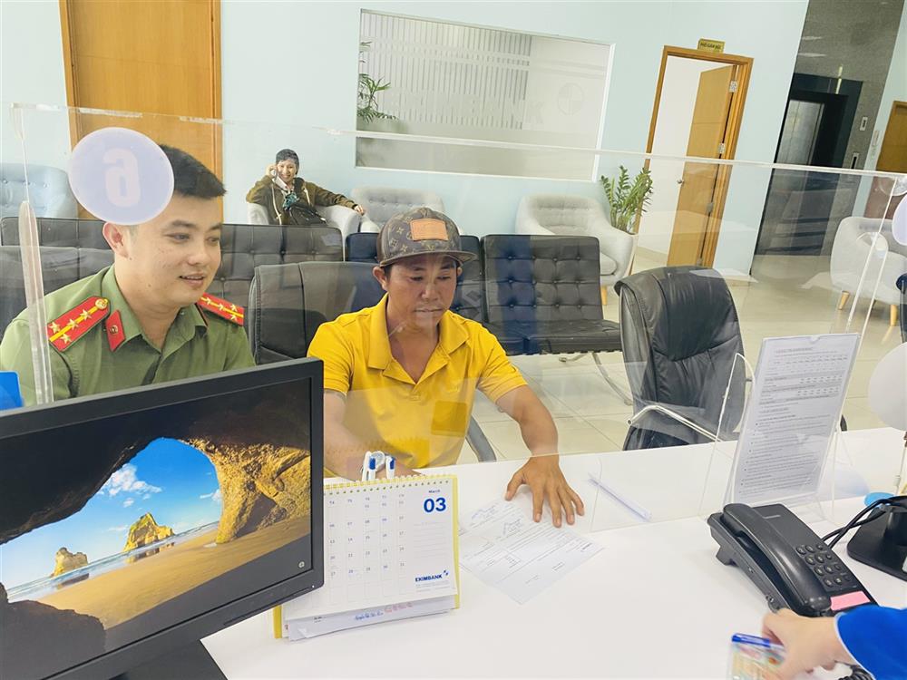 Lực lượng Công an phối hợp Ngân hàng hỗ trợ anh Nguyễn Thành Trung chuyển trả số tiền đến người chuyển nhầm.