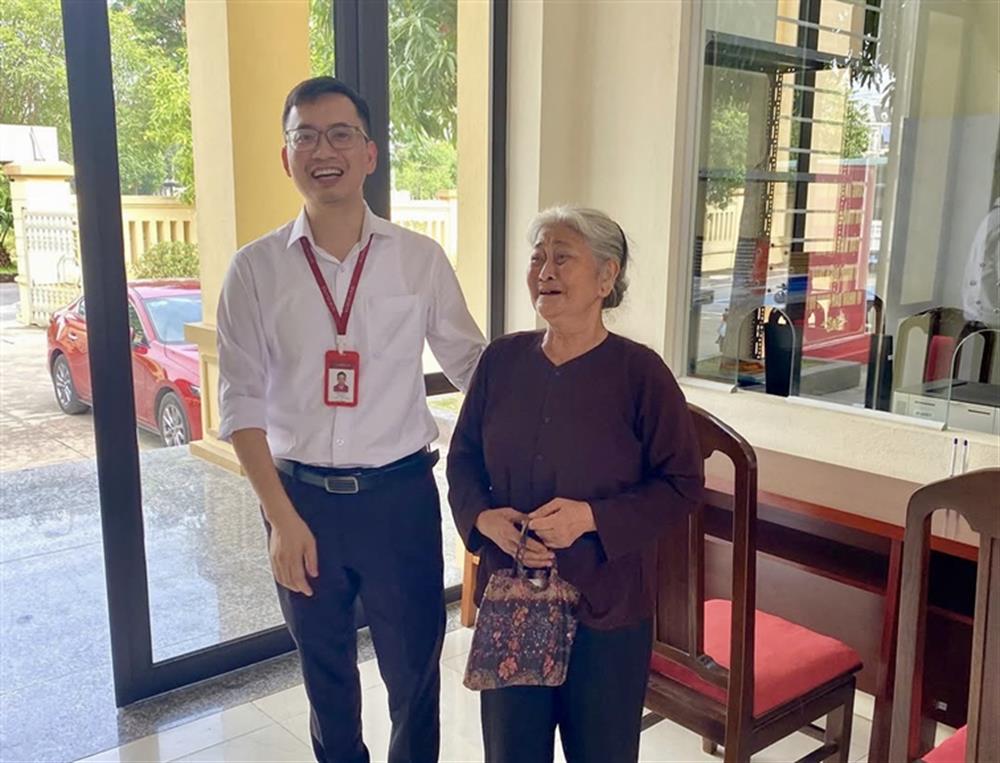 Bà Lê Thị Nguyệt may mắn thoát khỏi bẫy lừa đảo nhờ sự phối hợp của nhân viên Ngân hàng Agribank Chi nhánh số 2 Nam Thanh Hóa và Công an phường An Hưng.