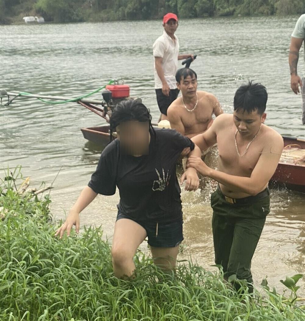 Trung úy Bùi Văn Đại và người dân đưa nạn nhân lên bờ.