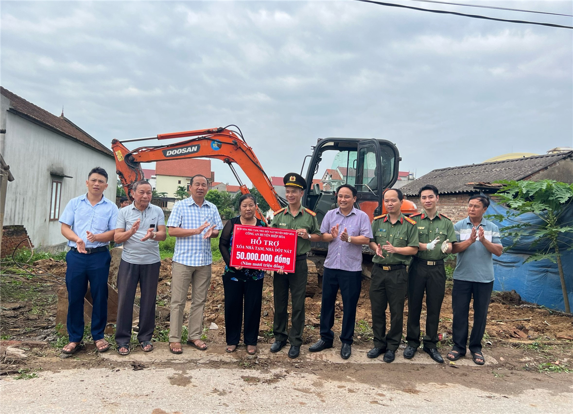 Công an huyện Hiệp Hoà phối hợp với chính quyền địa phương khởi công xây dựng mái ấm tình thương cho gia đình bà Hoàng Thị Lợi (trú tại thôn Cẩm Bào, xã Xuân Cẩm, huyện Hiệp Hoà).
