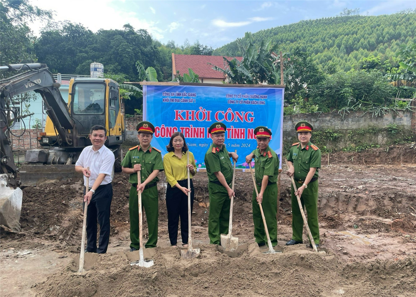 Cán bộ, chiến sỹ Khối thi đua Cảnh sát 1 phối hợp với chính quyền và nhân dân địa phương hỗ trợ giải phóng mặt bằng xoá nhà tạm cho gia đình bà Dương Thị Huân.