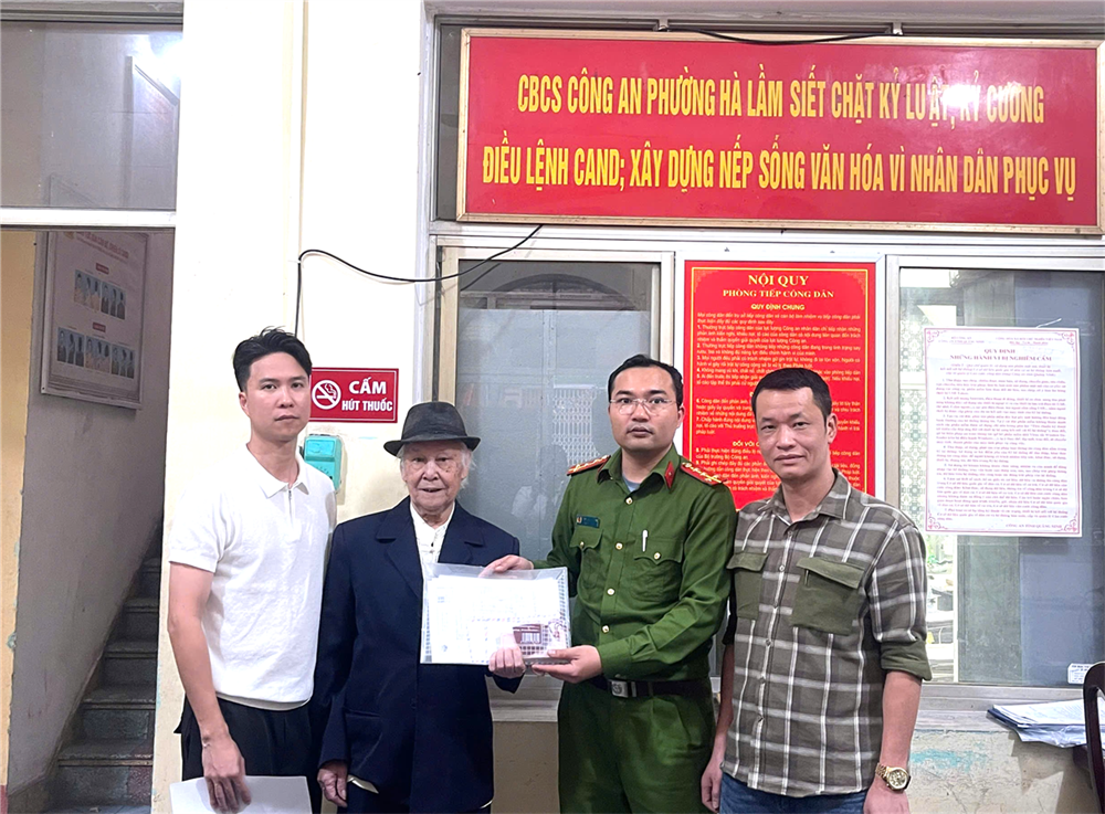 Công an phường Hà Lầm cùng Trung tá Phạm Hải Dương (ngoài cùng bên phải) trao trả tài sản cho ông Lê Duy Hậu.