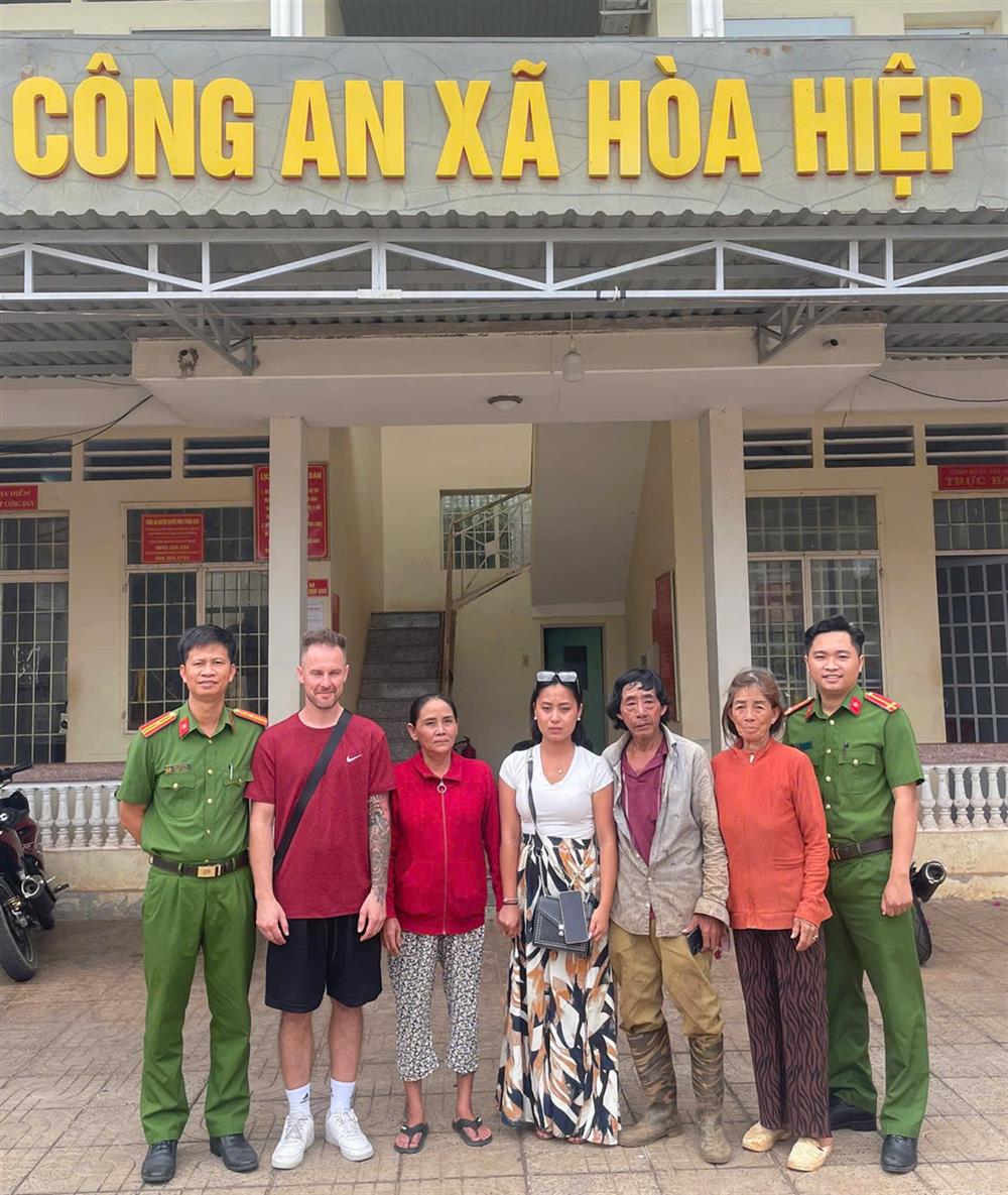 Mẹ con, gia đình chị Hồng gửi lời cảm ơn đến Công an xã Hòa Hiệp và các đơn vị, địa phương đã nhanh chóng giúp gia đình đoàn tụ sau 27 năm mất liên lạc.