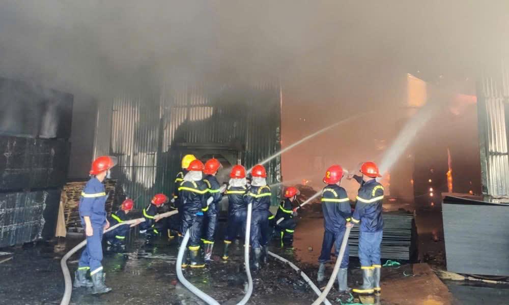 Chiến sĩ Hứa Văn Trường cùng đồng đội chữa cháy tại huyện Tân Yên.