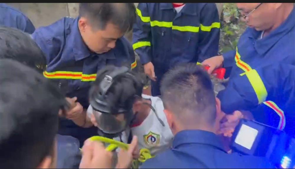 Chiến sĩ Hứa Văn Trường (mặc áo trắng) lên bờ sau khoảng 10 phút ở dưới đáy giếng cứu sống cụ già 84 tuổi bị rơi xuống giếng.