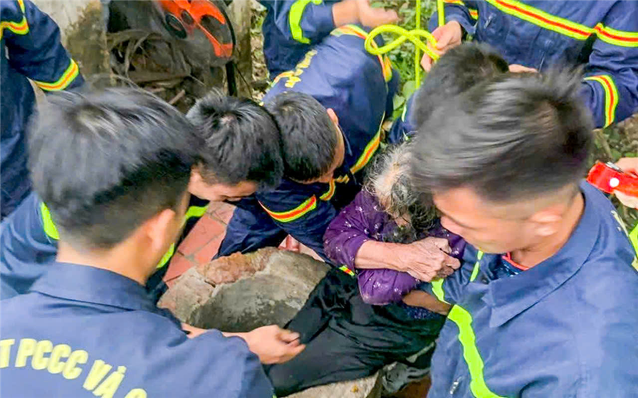 Chiến sĩ Hứa Văn Trường trực tiếp xuống đáy giếng cùng Tổ cứu nạn đưa cụ già 84 tuổi lên bờ an toàn.
